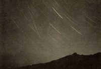 Severozápadní radiační bod světelných pruhů a meteor ve Vysokých Tatrách. 1941 I. 27., 18h 32m— 19h 03m. Zeiss Tessar 1:3,5, Perutz Peromnia film.